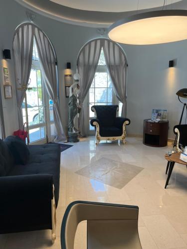 拉布Villas Arbia - Margita Beach hotel的客厅配有沙发和椅子