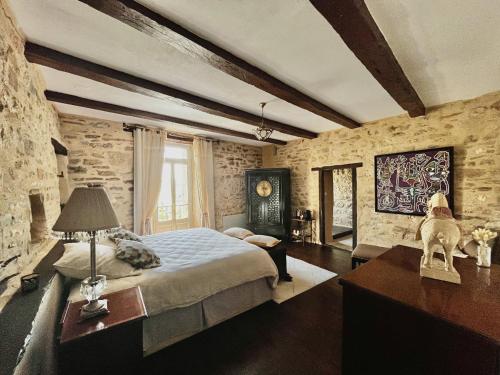 西埃勒河畔科尔德Le Songe d'Atys的一间卧室配有一张床和一张带台灯的桌子