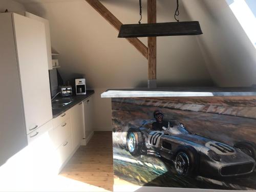 科斯费尔德Villa Am Honigbach的厨房里柜台上的赛车画