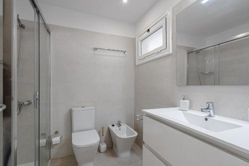 阿德耶Lovely studio, La Pinta beach, Complex Los Geranios的白色的浴室设有卫生间和水槽。