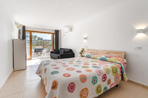 阿德耶Lovely studio, La Pinta beach, Complex Los Geranios的一间卧室设有一张床和一个阳台