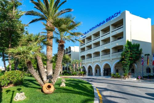 阿德里安诺斯坎波斯拉奎拉里斯马海滩酒店的街道前有棕榈树的酒店