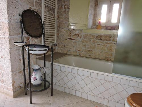 莫诺波利马塞里亚赛德漫琦思住宿加早餐酒店的带浴缸和盥洗盆的浴室