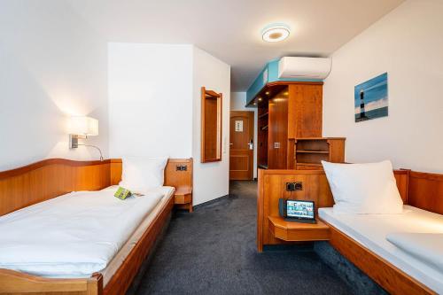 弗雷兴弗雷兴霍夫酒店的一间客房内配有两张床的房间