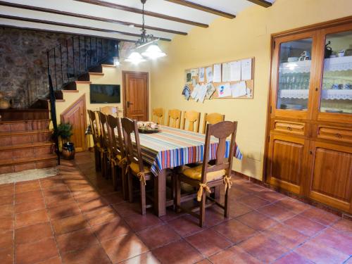 卡瓦内斯Holiday Home Rosa by Interhome的一间带桌椅和楼梯的用餐室