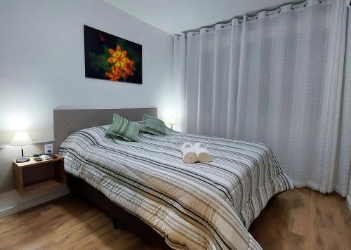 阿雷格里港Apartamento Top, 3 quartos, Wi-Fi 300 Mbps的一间卧室配有一张床,上面有两条毛巾