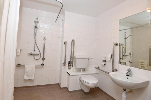 雷迪奇Meadow Farm Redditch by Marstons Inns的白色的浴室设有卫生间和水槽。