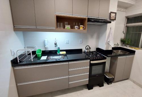 阿雷格里港Apartamento Top, 3 quartos, Wi-Fi 300 Mbps的厨房配有水槽和炉灶 顶部烤箱