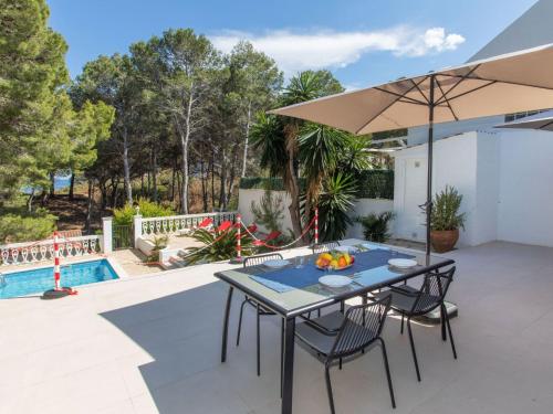 拉梅特拉·德·玛尔Villa Marina by Interhome的庭院配有桌椅和遮阳伞。
