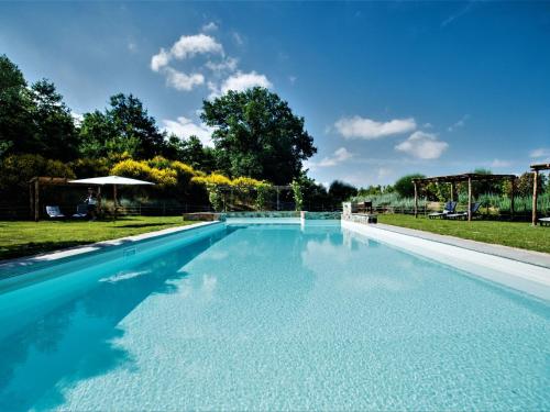 Osteria Delle NociHoliday Home VIlla Limone by Interhome的庭院里的一个蓝色海水游泳池
