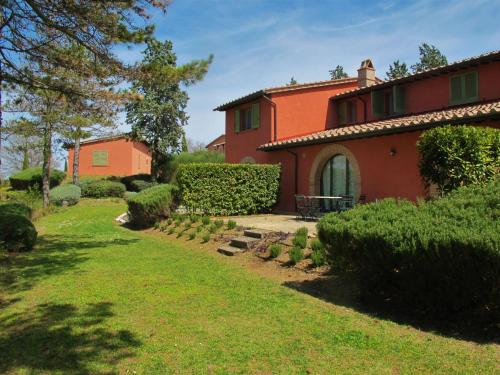 Osteria Delle NociHoliday Home VIlla Limone by Interhome的一座红色的大房子,前面有一个花园