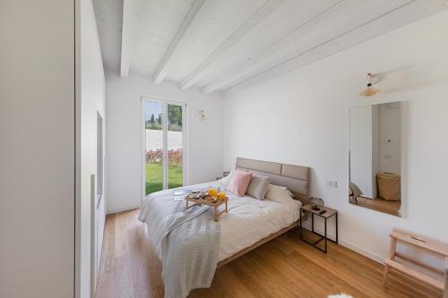 马内尔巴La Cittadella PT-6 by Wonderful Italy的白色卧室配有床和桌子