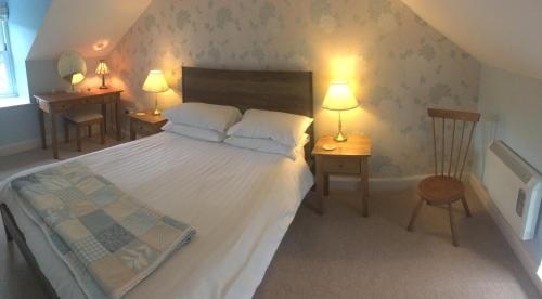 莫法特Cauldholm的一间卧室配有一张带两张桌子和两盏灯的床。