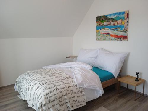 弗林布尔克Lipno - Villa Bernard - Lakeside Village的卧室配有一张床,墙上挂有绘画作品