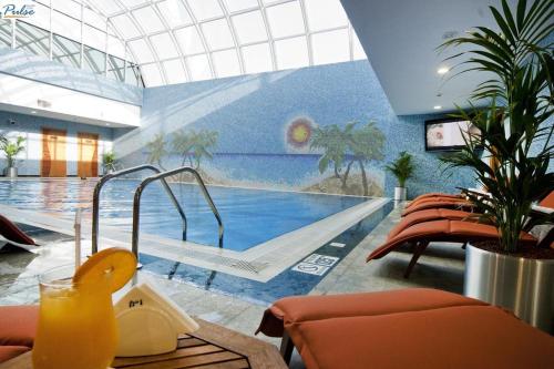 艾恩艾拉酒店的壁画建筑中的游泳池