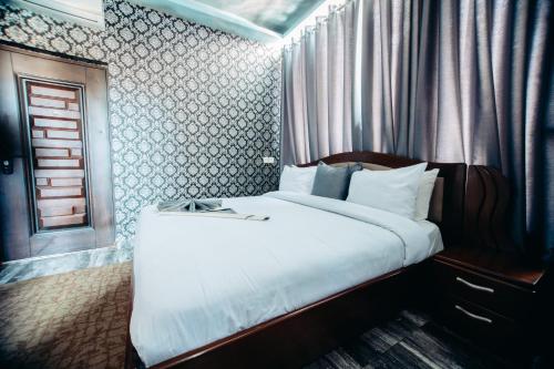 PLUS 33 HOTEL客房内的一张或多张床位