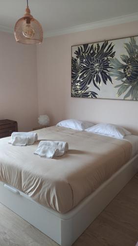 特罗亚Authentic Charm Soltroia的卧室内的一张带两个枕头的白色床