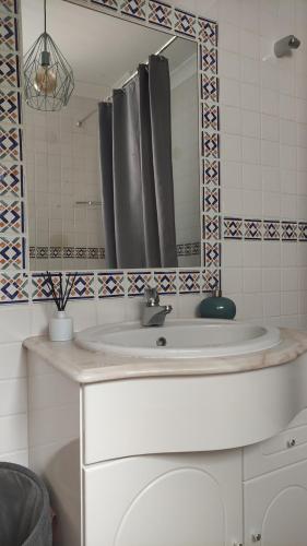 特罗亚Authentic Charm Soltroia的一间带水槽和镜子的浴室