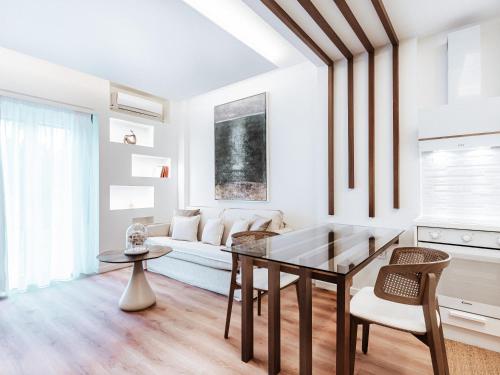 雅典Luxury Apartment in the Heart of the City - 1BR的客厅配有桌子和沙发