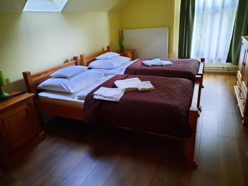 托考伊Ágnes Vendégház的一间卧室配有两张带毛巾的床