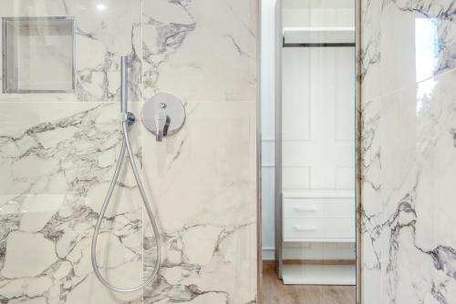 斯培西亚Nelli Rooms Via Veneto的带淋浴和大理石墙壁的浴室