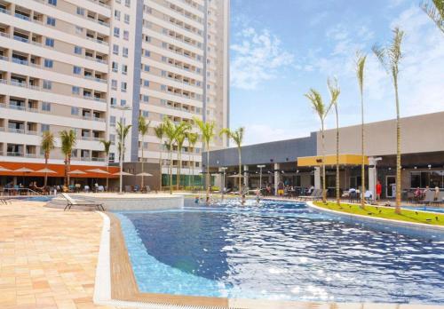 奥林匹亚Solar das Águas Park Resort的一座棕榈树游泳池和一座大型建筑