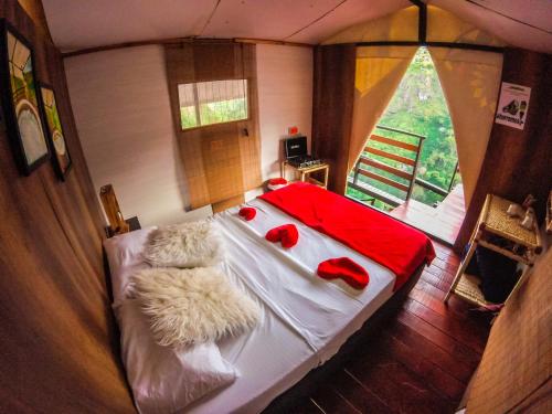 圣奥古斯丁Glamping Adrenalina Extrema的帐篷内一间卧室,配有一张床