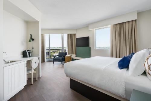 来特斯维比奇Holiday Inn Resort Lumina on Wrightsville Beach, an IHG Hotel的一间酒店客房 - 带一张床和一间浴室