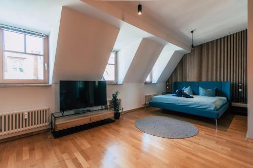 莱比锡Luga Homes - Nikolaikirche的客厅配有床和平面电视