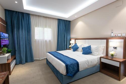 艾卜哈Hyatt Residence的酒店客房,配有床和电视