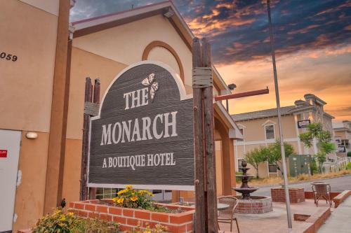 马里波萨The Monarch Inn的标志