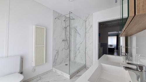 亨克Binnengewoon3600的带淋浴和卫生间的白色浴室