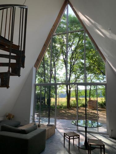 DonnayLa Maison Villeneuve - Lodges avec bains nordiques的客厅设有大玻璃窗