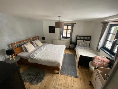 科瓦斯卡Chalupa Kovářská的卧室享有空中景致,配有两张床