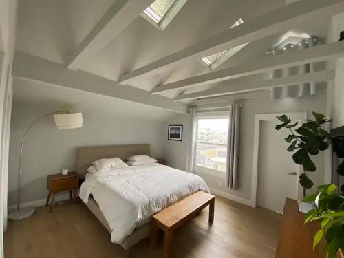 旧金山Beautiful 3 Bed 3 Bath upper house in Bernal Glen的白色的卧室设有床和窗户