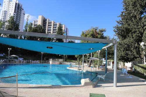 耶路撒冷Jerusalem Hotel Private Luxury Suites near Western Wall的蓝色城市的游泳池