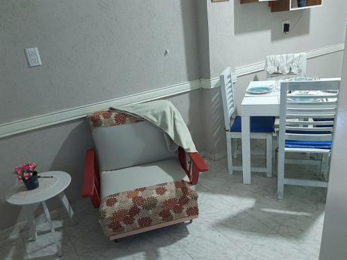 圣达菲Departamento Zavalla 1046的客厅配有椅子和桌子