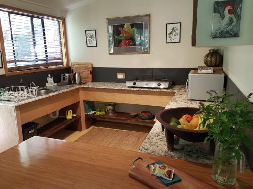 JagganGarden Studio的厨房配有桌子和一碗水果