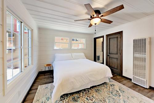南太浩湖Manzanita Holiday 3的一间卧室配有一张床和吊扇