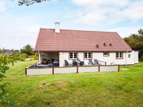 法贾德嘉德7 person holiday home in Ulfborg的院子里有红色屋顶的白色房子