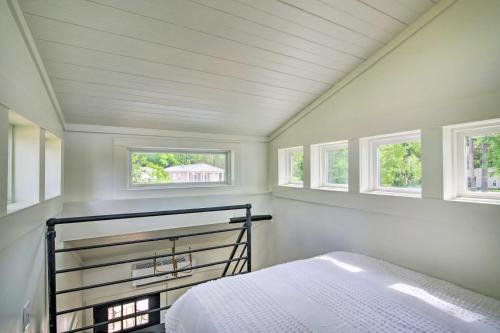 Modern Starkville Tiny Home Near Dining and MSU客房内的一张或多张床位