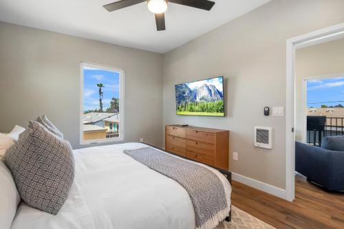 圣地亚哥Mission Bay Vista的卧室配有一张床,墙上配有电视。