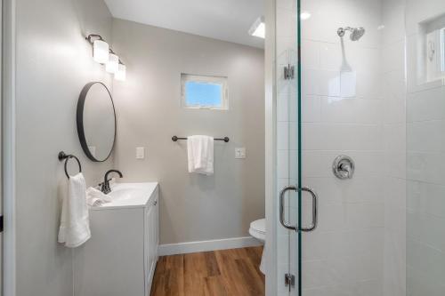 圣地亚哥Mission Bay Vista的带淋浴、盥洗盆和镜子的浴室