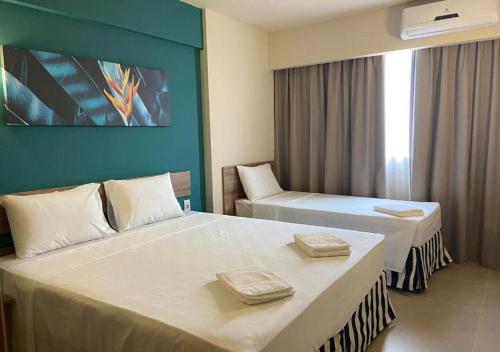 奥林匹亚Solar das Águas Park Resort的酒店客房设有两张床和窗户。