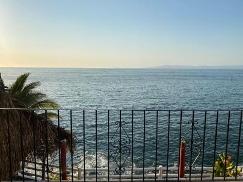 巴亚尔塔港Traditional Sierra Leon Oceanfront Rooms - Adults Only的阳台享有海景。