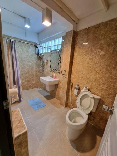 清迈246 Chiang mai Garden Villa的一间带卫生间和水槽的浴室