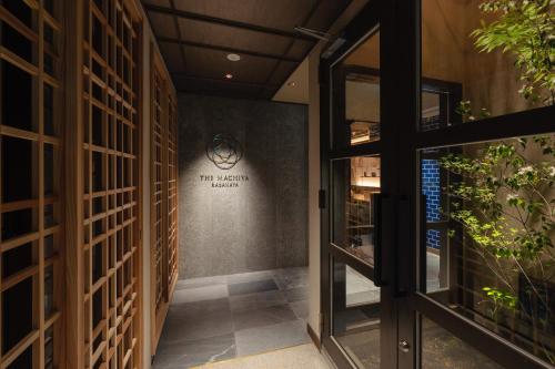 京都THE MACHIYA KAZAHAYA的走廊上设有通往酒窖的门