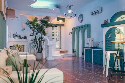 鹅銮鼻垦丁伯利恒民宿的客厅拥有蓝色和粉红色的墙壁