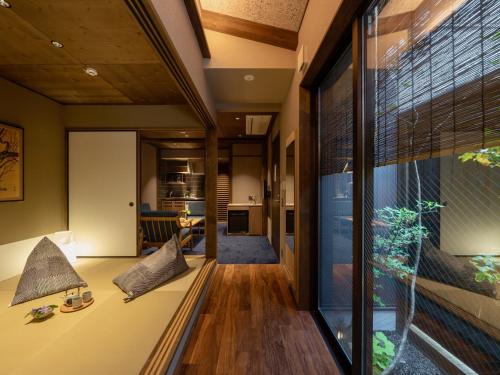 京都THE MACHIYA KAZAHAYA的带沙发和大窗户的客厅