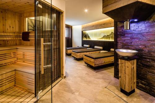 塞尔瓦迪加尔代纳山谷Apartments Hotel Garden的一间带浴缸和水槽的浴室